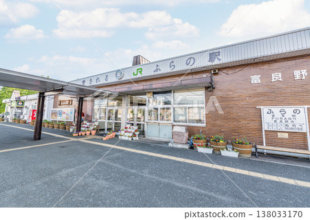 北海道富良野市,JR富良野站陽光明媚的日子 北海道富良野市,JR富良野站陽光明媚的日子 138033170