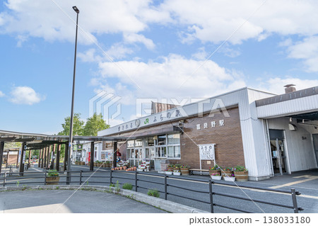 北海道富良野市，JR富良野站陽光明媚的日子 138033180