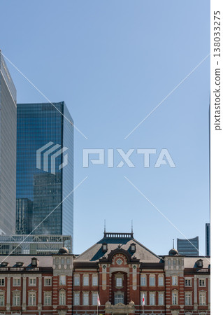 【東京】春光明媚，藍天下聳立著東京車站和摩天大樓（2026年3月） 138033275