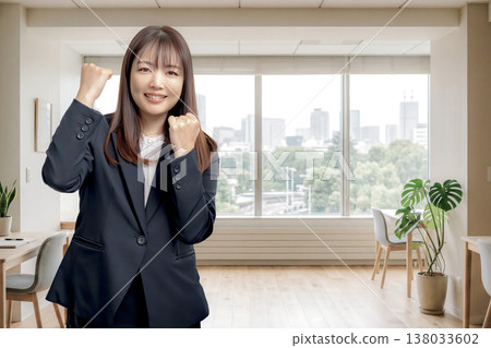 一個扮演膽量姿勢的女性員工 一個扮演膽量姿勢的女性員工 138033602