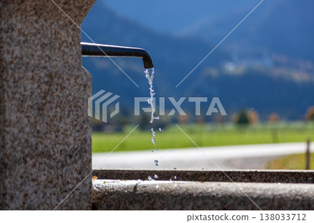 戶外石造水槽與清澈的流水滴落 138033712