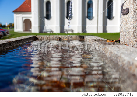 戶外石造水槽與清澈的流水滴落 戶外石造水槽與清澈的流水滴落 138033713