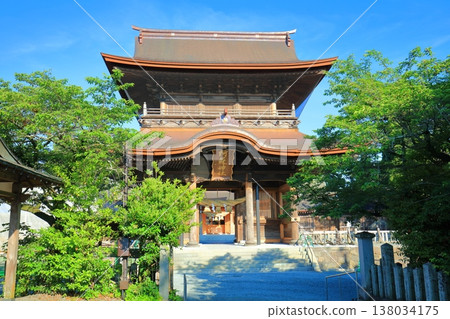 [Kumamoto Prefecture] Aso Shrine (Romon Gate) on a clear day 138034175