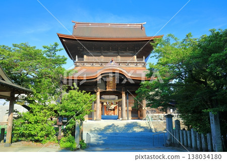 [Kumamoto Prefecture] Aso Shrine (Romon Gate) on a clear day 138034180