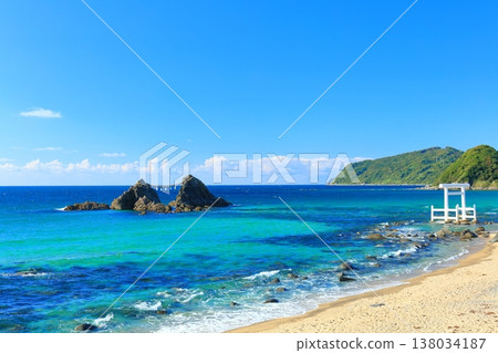 [福岡縣]晴天時櫻井二見浦的夫妻岩和白鳥門（糸島） 138034187