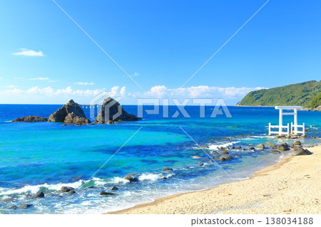 [Fukuoka Prefecture] The couple rocks and white torii gates of Sakurai Futamigaura on a clear day (Itoshima) 138034188