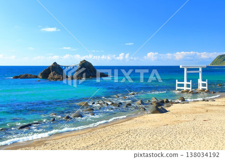 [Fukuoka Prefecture] The couple rocks and white torii gates of Sakurai Futamigaura on a clear day (Itoshima) 138034192