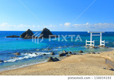[福岡縣]晴天時櫻井二見浦的夫妻岩和白鳥門（糸島） 138034193