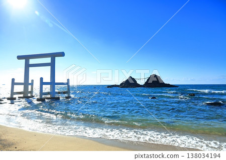 [福岡縣]晴天時櫻井二見浦的夫妻岩和白鳥門（糸島） 138034194