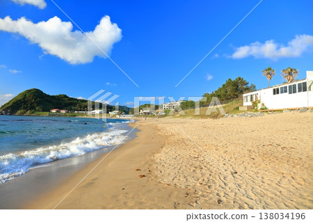 [福岡縣]晴天時櫻井二見浦的夫妻岩和白鳥門（糸島） 138034196