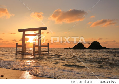 [福岡縣] 夫妻岩的日落和櫻井二見浦的白鳥門（糸島） 138034199