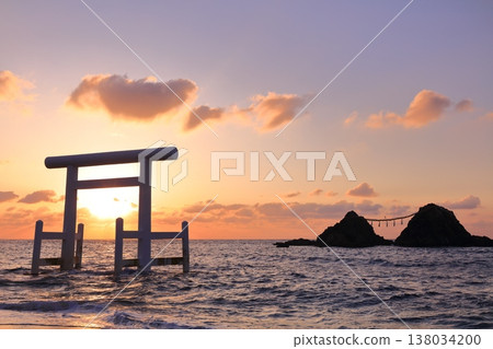 [福岡縣] 夫妻岩的日落和櫻井二見浦的白鳥門（糸島） 138034200