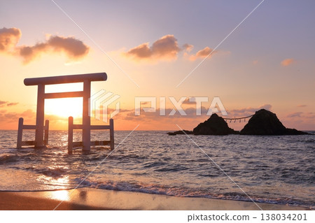 [Fukuoka Prefecture] Sunset over the Meoto Iwa rocks and white torii gates at Futamigaura in Sakurai (Itoshima) 138034201