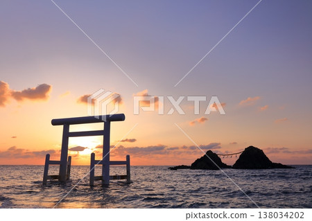 [福岡縣] 夫妻岩的日落和櫻井二見浦的白鳥門（糸島） 138034202