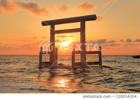 [福岡縣] 夫妻岩的日落和櫻井二見浦的白鳥門（糸島） 138034204