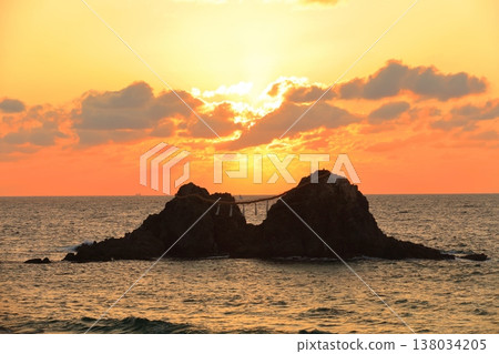 [福岡縣] 櫻井二見浦夫婦岩的日落（糸島） 138034205