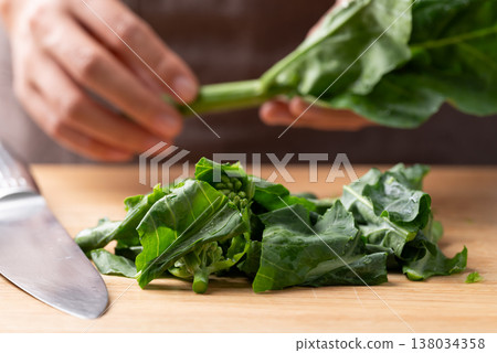Sliced Chinese kale leaf or Chinese broccoli (Gai Lan), prepared for cooking 138034358