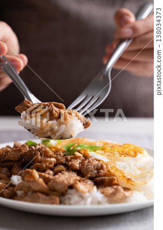 Thai stir-fried pork with garlic, pepper, fried egg and cooked rice  138034373