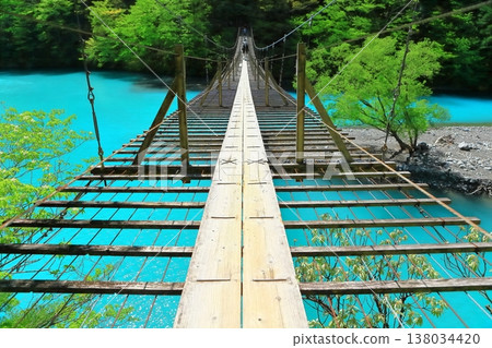 [Shizuoka Prefecture] Sumata Gorge Yume no Tsuribashi under sunny weather 138034420