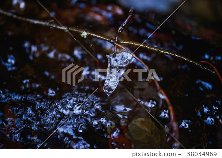 Jewel-like ice floes and foam [Nagano Prefecture] 138034969