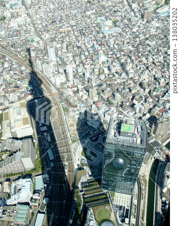 東京晴空塔的陰影籠罩著隅田區的街道；從觀景台上可以欣賞到全景。 138035202