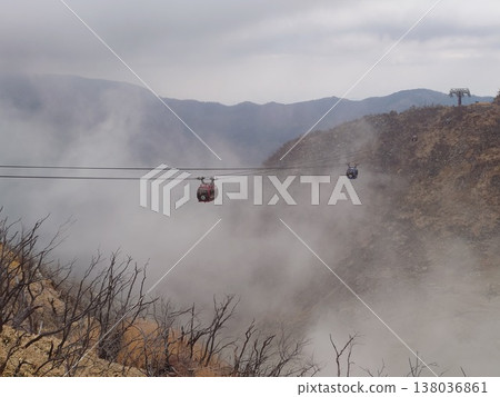 纜車穿梭於雲霧繚繞的山巒之間。 纜車穿梭於雲霧繚繞的山巒之間。 138036861