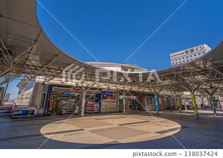 Exterior view of Moriya Station on the Kanto Railway and its distinctive circular-roofed pedestrian deck [Chuo, Moriya City, Ibaraki Prefecture] 138037424