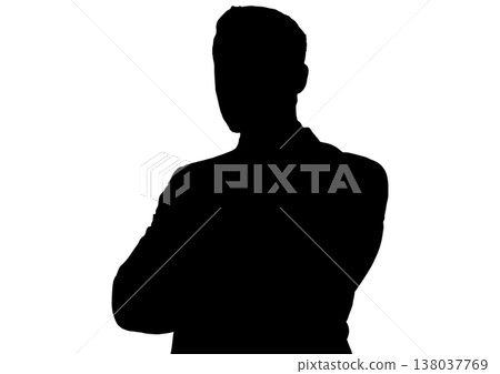 一名男子雙臂交叉的剪影影像。 138037769