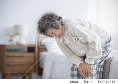 80多歲的女子抱著膝蓋 80多歲的女子抱著膝蓋 138038235