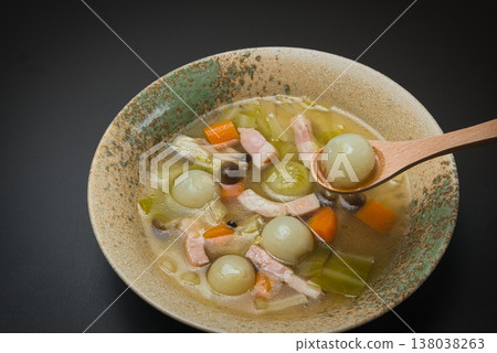 一道美味的清湯,裡面有香甜的小珍珠洋蔥和色彩鮮豔的胡蘿蔔。 一道美味的清湯,裡面有香甜的小珍珠洋蔥和色彩鮮豔的胡蘿蔔。 138038263