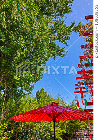 福岡縣田川市三井寺風鈴節：寺廟庭院裡漂浮著肥皂泡和傳統的日本傘。 138038555