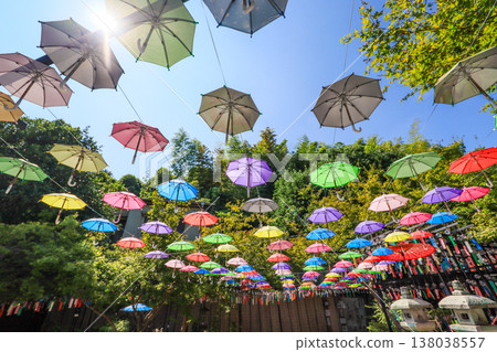 福岡縣田川市三井寺院內懸掛著風鈴和雨傘。 福岡縣田川市三井寺院內懸掛著風鈴和雨傘。 138038557