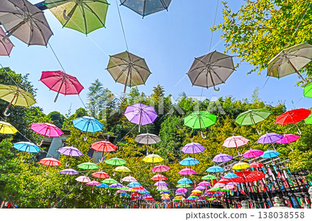 福岡縣田川市三井寺院內懸掛著風鈴和雨傘。 福岡縣田川市三井寺院內懸掛著風鈴和雨傘。 138038558