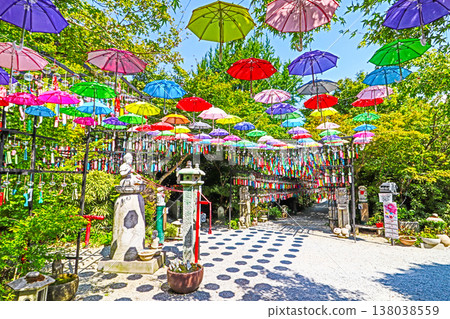 福岡縣田川市三井寺風鈴節上五彩繽紛的雨傘 福岡縣田川市三井寺風鈴節上五彩繽紛的雨傘 138038559