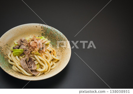 我們家的拿手菜是:炒烏龍麵,用醬油調味,再撒上鰹魚片。 我們家的拿手菜是:炒烏龍麵,用醬油調味,再撒上鰹魚片。 138038931