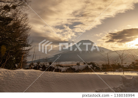 Mount Fuji, purple in color, surrounded by a sky dyed crimson and snow - Oshino Village Mount Fuji, purple in color, surrounded by a sky dyed crimson and snow - Oshino Village 138038994