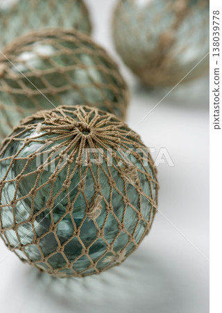 一個用麻繩包裹的球形漂浮物體 一個用麻繩包裹的球形漂浮物體 138039778