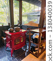 一間復古咖啡館和一台紅色爐灶 138040039