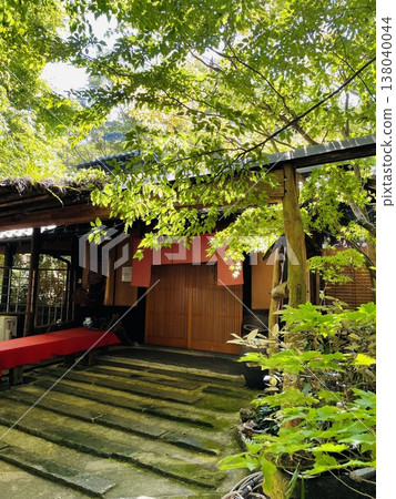 餐廳大門周圍綠樹環繞。 138040044