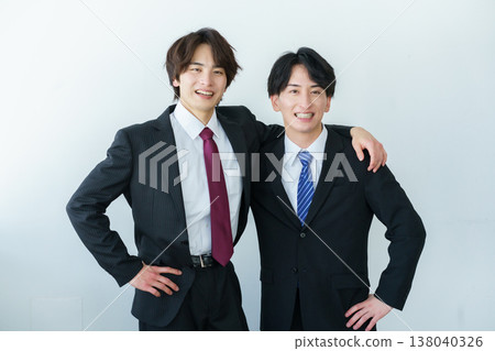 兩名年輕的日本男子並肩站在辦公室的肖像。 兩名年輕的日本男子並肩站在辦公室的肖像。 138040326