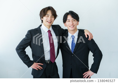 兩名年輕的日本男子並肩站在辦公室的肖像。 兩名年輕的日本男子並肩站在辦公室的肖像。 138040327