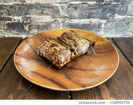 一種用竹葉包裹糯米蒸煮而成的菜餚。 138040736