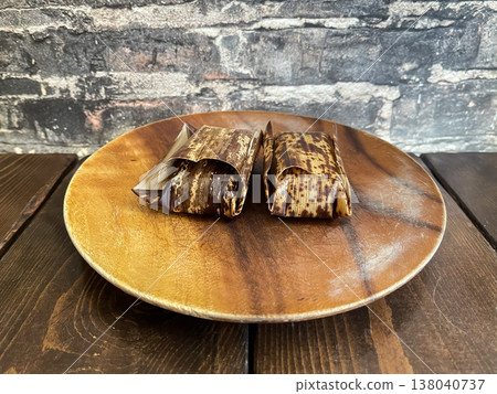 一種用竹葉包裹糯米蒸煮而成的菜餚。 一種用竹葉包裹糯米蒸煮而成的菜餚。 138040737