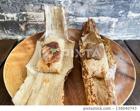 用糯米蒸煮而成，上面放有鰻魚或牛肉，用竹葉包裹。 138040743