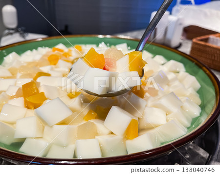Fruit soaked in sweet syrup and smooth, white almond tofu. 138040746