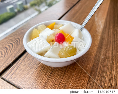 Fruit soaked in sweet syrup and smooth, white almond tofu. 138040747