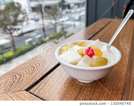 Fruit soaked in sweet syrup and smooth, white almond tofu. 138040748