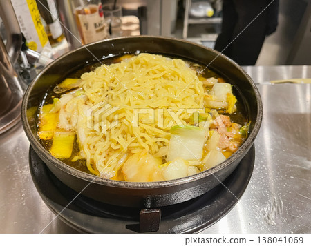 A chicken hot pot dish made by stir-frying napa cabbage and chicken in chicken fat. Add ramen noodles to it. 138041069