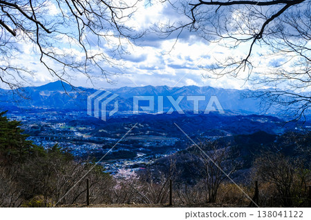 從寶頭山山頂可以欣賞到秩父盆地和奧秩父山脈的壯麗全景。 從寶頭山山頂可以欣賞到秩父盆地和奧秩父山脈的壯麗全景。 138041122