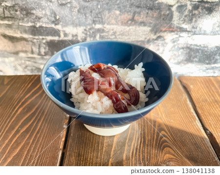 白米飯配醃製螢火魷。這是富山縣的一道名菜，用醬油醃製螢火魷魚製成。 138041138